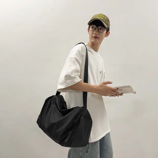 單倉 潮流干湿分离多功能手提包初高中学生大容量轻便运动训练健身斜挎包 皮膜 手拎单肩包 男女同款情侣款 黑色/深灰色