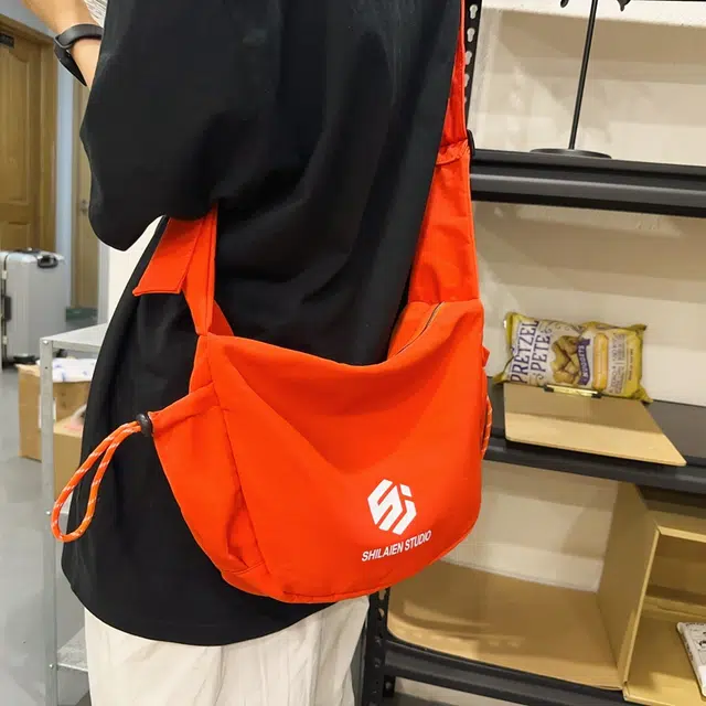 單倉 轻便个性设计感 尼龙 单肩包 男女同款情侣款 黑色/桔色/卡其色/绿色