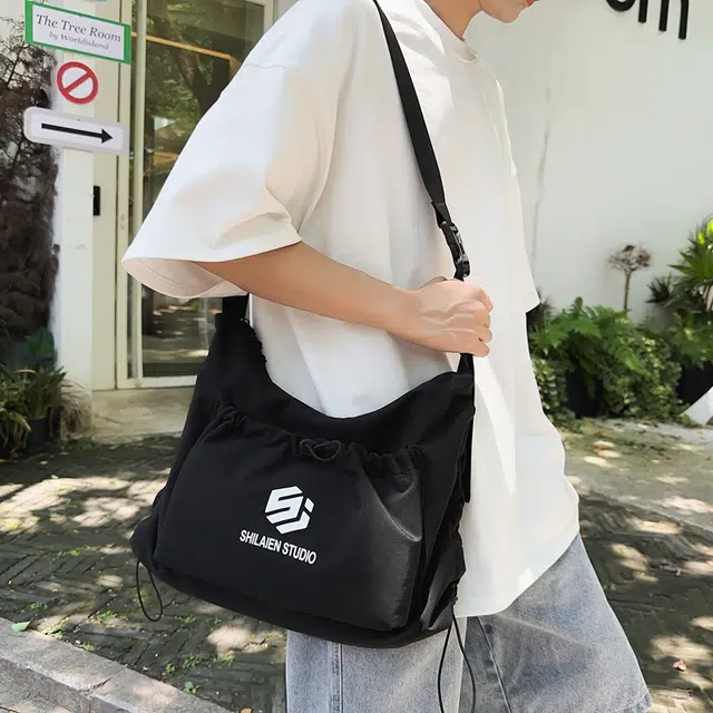 單倉 褶皱包休闲百搭通勤饺子包 尼龙布 斜挎包 男女同款情侣款 灰色/黑色/红色/卡其色