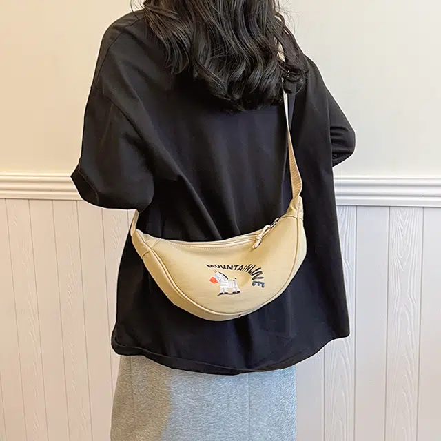 單倉 通勤轻便单肩腋下包休闲可爱百搭 尼龙布 斜挎包 女款 米白色/黑色/卡其色/湖蓝色/粉色