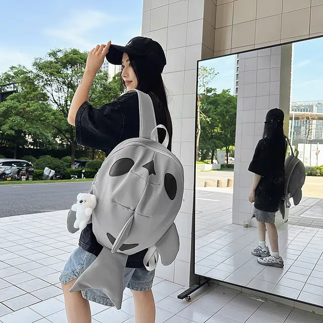 單倉 丑萌搞怪可爱鲨鱼时尚设计轻便耐磨背包学院风大容量通勤百搭书包 尼龙 双肩包 常规 男女同款情侣款 灰色/黑色
