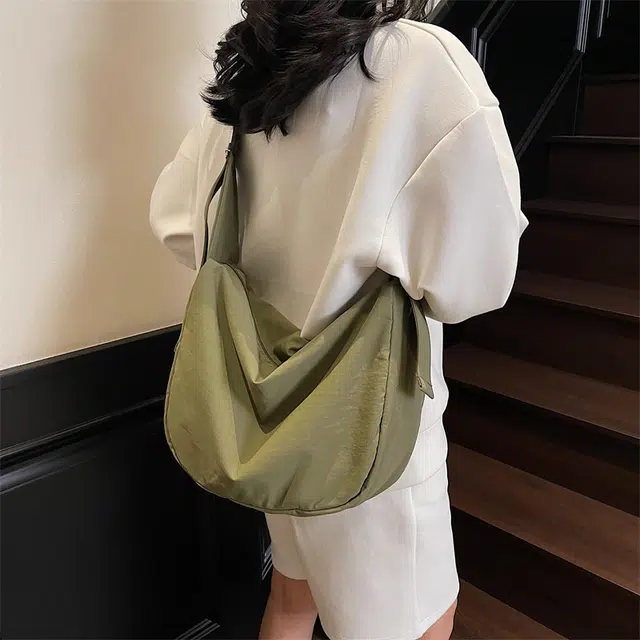 單倉 简约时尚设计通勤百搭 布料 单肩斜挎包 女款 多色