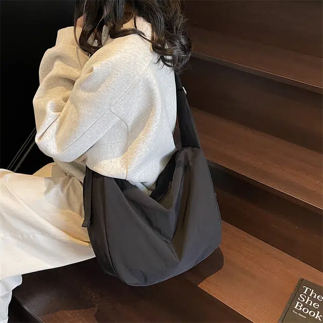 單倉 简约时尚设计通勤百搭 布料 单肩斜挎包 女款 多色