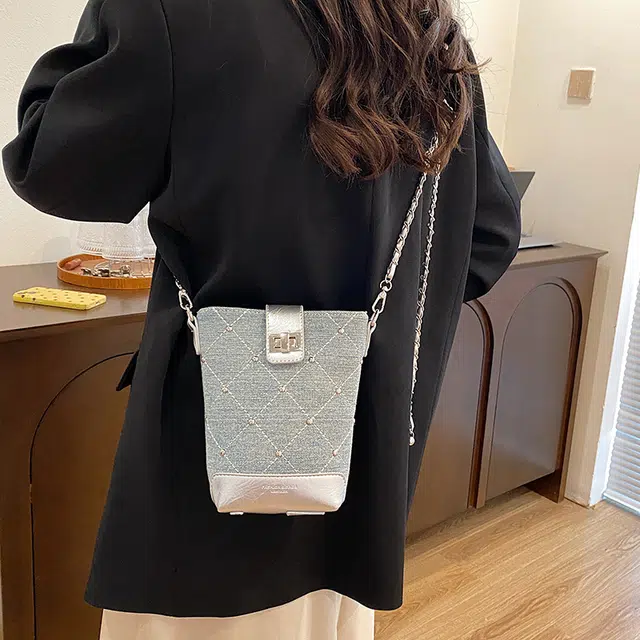 單倉 小众设计高级质感时尚链条 牛仔布 水桶包单肩斜挎包 女款 银色/棕色