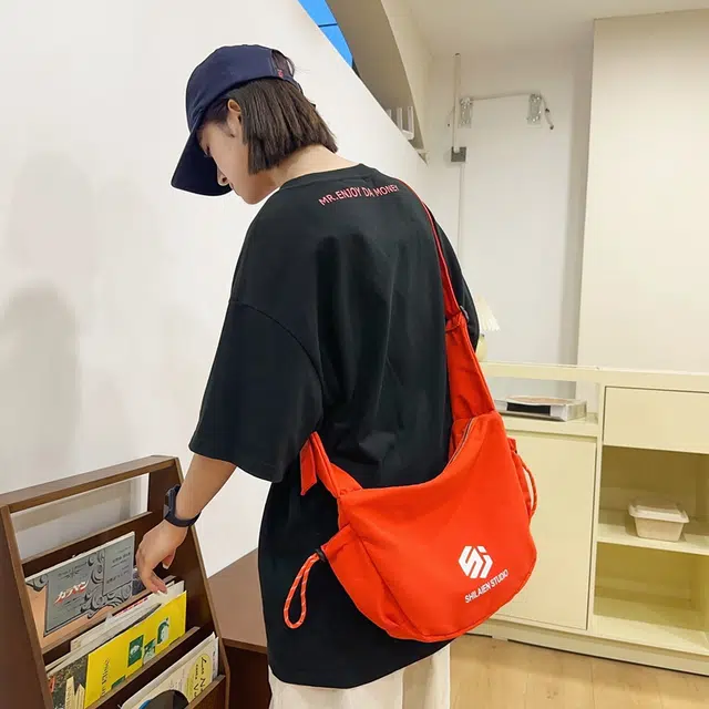 單倉 轻便个性设计感 尼龙 单肩包 男女同款情侣款 黑色/桔色/卡其色/绿色