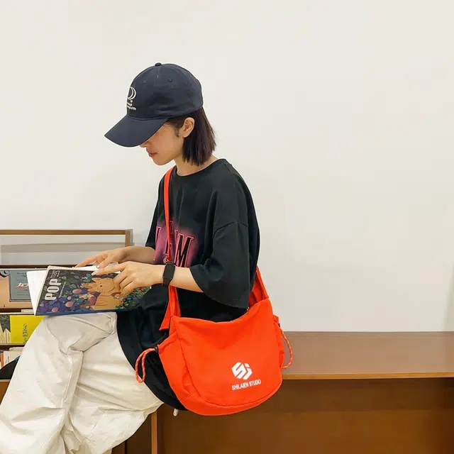 單倉 轻便个性设计感 尼龙 单肩包 男女同款情侣款 黑色/桔色/卡其色/绿色