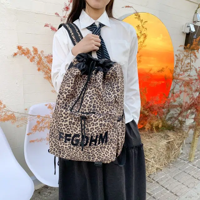 單倉 抽绳束口学生运动时尚豹纹滑板羽毛球拍包小众个性 尼龙 背包书包双肩包 常规 男女同款情侣款 米白色/卡其色