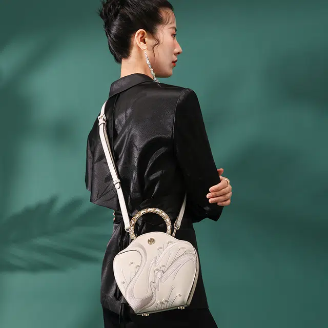 古伊西 白天鹅系列 新中式国风刺绣花瓣单肩斜挎包 牛皮 手提包 女款