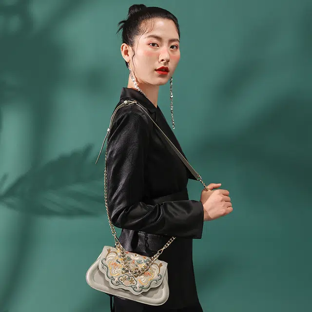 古伊西 敦煌图腾新中式 国风刺绣工艺 小众绣花高级感手提腋下马面裙斜挎包 小号 女款 玉簪青灰