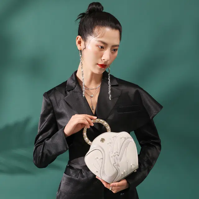 古伊西 白天鹅系列 新中式国风刺绣花瓣单肩斜挎包 牛皮 手提包 女款