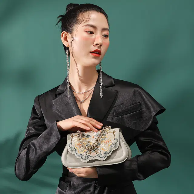 古伊西 敦煌图腾新中式 国风刺绣工艺 小众绣花高级感手提腋下马面裙斜挎包 小号 女款 玉簪青灰