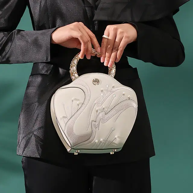 古伊西 白天鹅系列 新中式国风刺绣花瓣单肩斜挎包 牛皮 手提包 女款