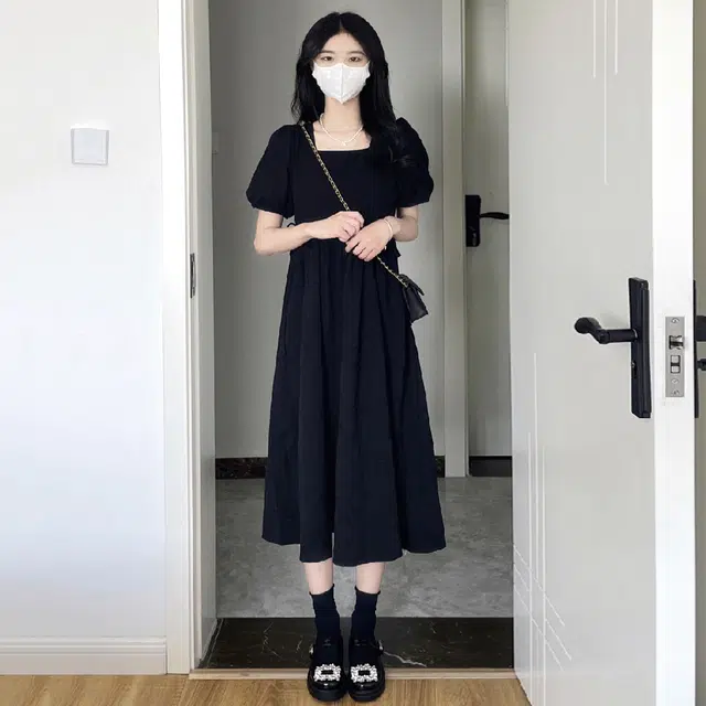 花蔓色 法式纯色高腰方领休闲泡泡袖宽松中长款短袖连衣裙 女款 黑色