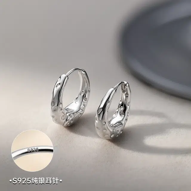 925