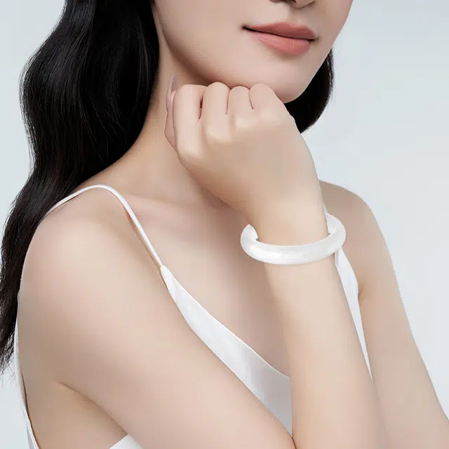凤祥囍事 老凤祥 白月光 素玉素圈显白新中式水润贵妃镯汉服旗袍 清冷高级设计极简百搭显气质优雅时髦贵气感 #好运 玉髓 手镯 女款