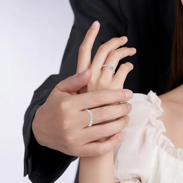 【999纯银】 凤祥囍事 老凤祥 莫比乌斯恋爱频率对戒 开口可调节 女朋友浪漫约会告白 纪念日周年礼 女神甜蜜饰爱 足银 戒指 男女同款情侣款