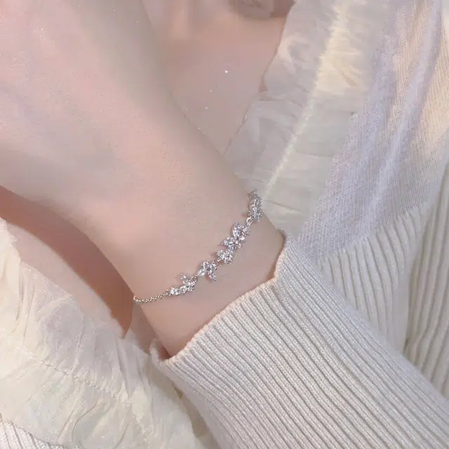 【爆闪】 老福黄金 紫藤花系列 闪耀蝶舞 轻奢小众高级感 在逃公主 满钻镶嵌 精致时尚 温柔气质款 银色 手链 女款 礼盒装
