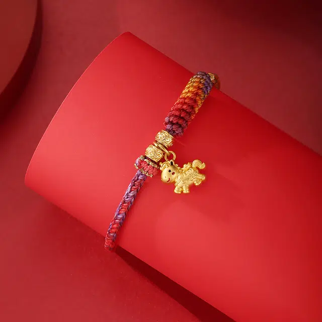 【马上有钱】 老福黄金 生肖本命年小金马转运珠手饰 招财纳福平安健康 手工编织绳锦鲤转运彩绳#好运 合金 手链 女款