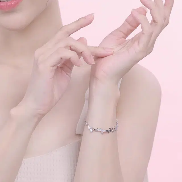 【爆闪蝴蝶】 老福黄金 紫藤花系列 招财蝴蝶 轻奢小众高级感 在逃公主 满钻镶嵌 甜美闪耀 精致时尚手饰 璀璨星蝶 手链 女款