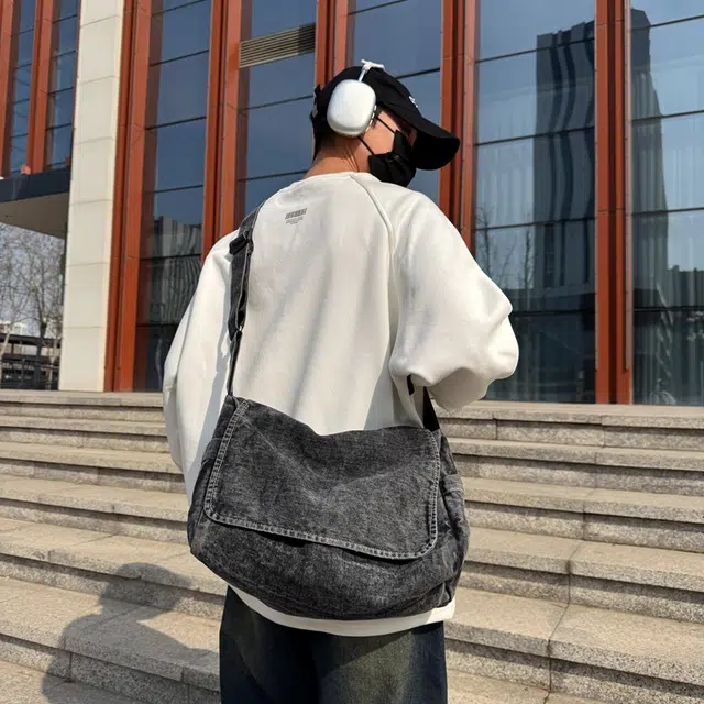 雅鹿 潮酷小众百搭设计高中生大学生上课日常通勤洋气个性质感高级感轻便复古简约潮流百搭 牛仔 单肩斜挎包 男女同款情侣款 黑色/蓝色