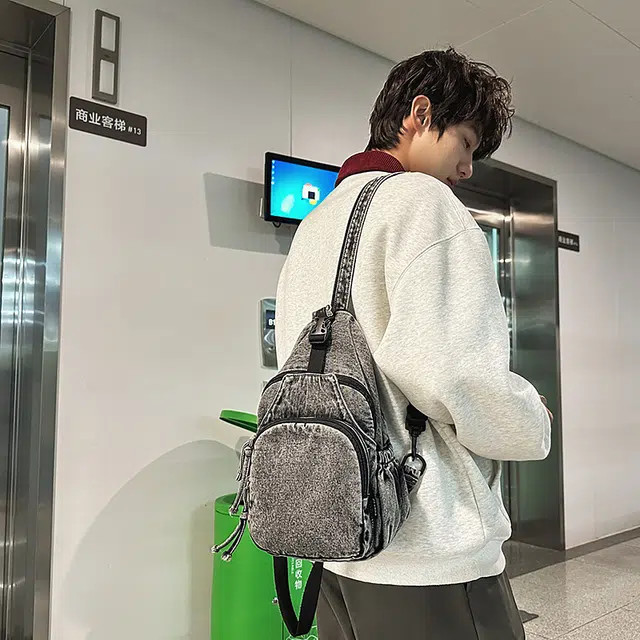 雅鹿 时尚百搭潮流个性纯色休闲日常通勤休闲背包旅行潮酷潮流百搭运动大学生上课简约小众设计 牛仔 胸包 男女同款情侣款 黑色/蓝色