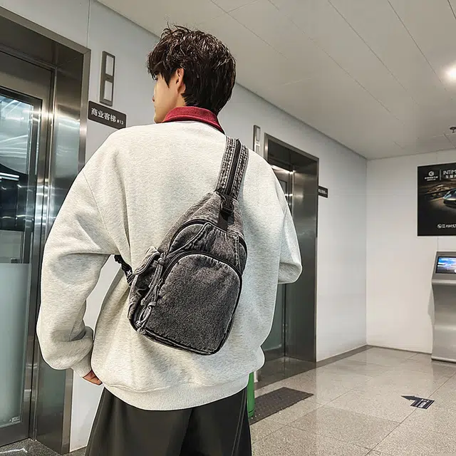 雅鹿 时尚百搭潮流个性纯色休闲日常通勤休闲背包旅行潮酷潮流百搭运动大学生上课简约小众设计 牛仔 胸包 男女同款情侣款 黑色/蓝色