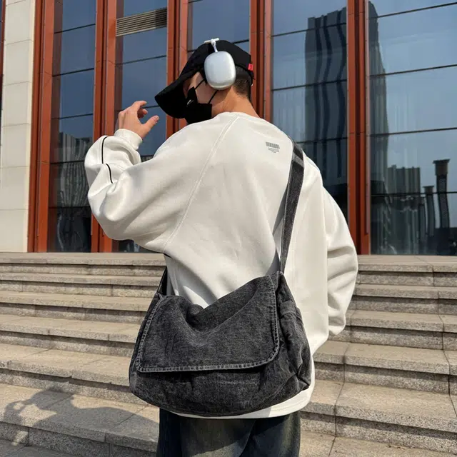 雅鹿 潮酷小众百搭设计高中生大学生上课日常通勤洋气个性质感高级感轻便复古简约潮流百搭 牛仔 单肩斜挎包 男女同款情侣款 黑色/蓝色