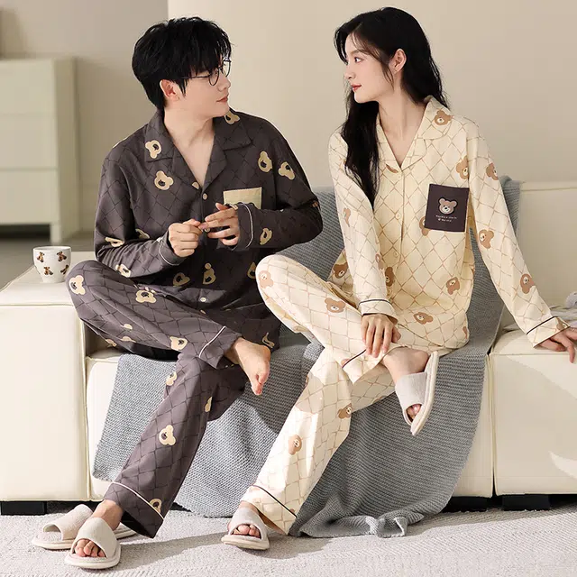 梦特娇 简约卡通小熊长袖长裤开衫翻领可外穿家居服 休闲风舒适亲肤纯棉青年宽松大码上衣睡衣套装 秋冬 男女同款 两件装 炭黑色/米白色