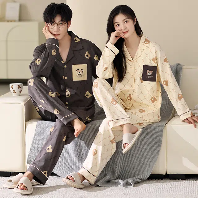 梦特娇 简约卡通小熊长袖长裤开衫翻领可外穿家居服 休闲风舒适亲肤纯棉青年宽松大码上衣睡衣套装 秋冬 男女同款 两件装 炭黑色/米白色
