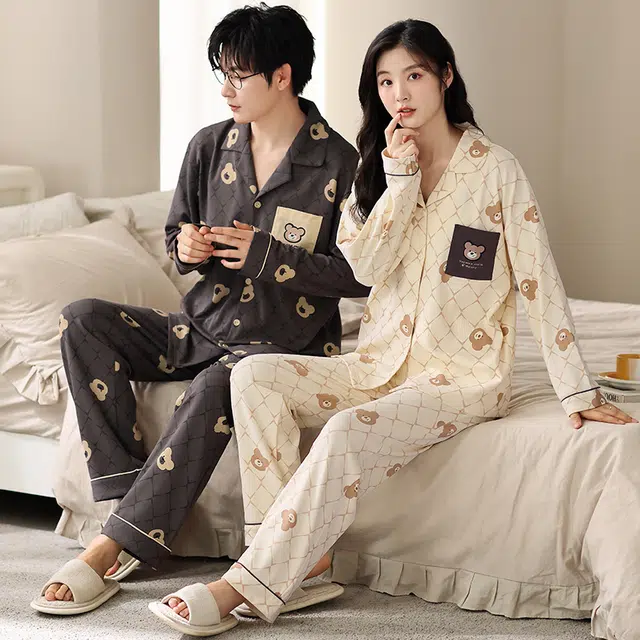 梦特娇 简约卡通小熊长袖长裤开衫翻领可外穿家居服 休闲风舒适亲肤纯棉青年宽松大码上衣睡衣套装 秋冬 男女同款 两件装 炭黑色/米白色