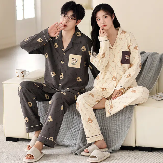 梦特娇 简约卡通小熊长袖长裤开衫翻领可外穿家居服 休闲风舒适亲肤纯棉青年宽松大码上衣睡衣套装 秋冬 男女同款 两件装 炭黑色/米白色