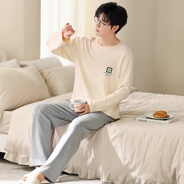 梦特娇 简约纯棉家居服可外穿圆领长袖长裤舒适透气亲肤 个性印花高级感设计休闲宽松青年学生保暖上衣睡衣套装 秋冬 男款 两件装 米白色