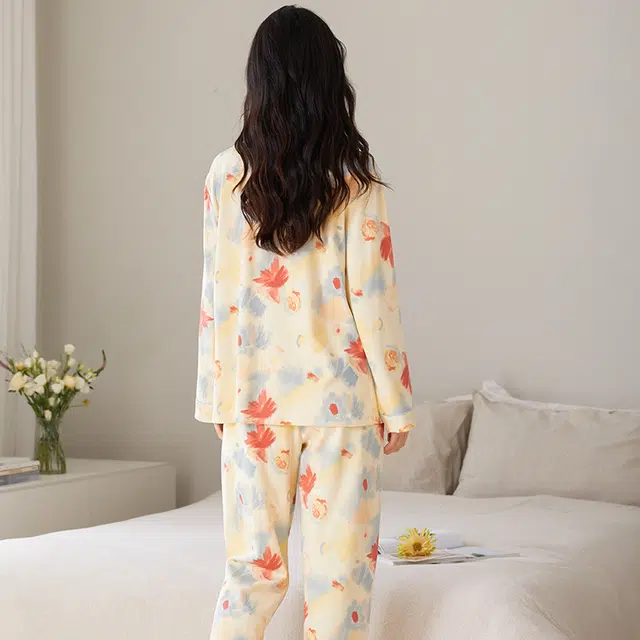 梦特娇 枫叶长袖长裤翻领开衫家居服 休闲风精致高级感亲肤舒适纯棉保暖上衣可外穿睡衣套装 秋冬季 女款 两件套 米黄色