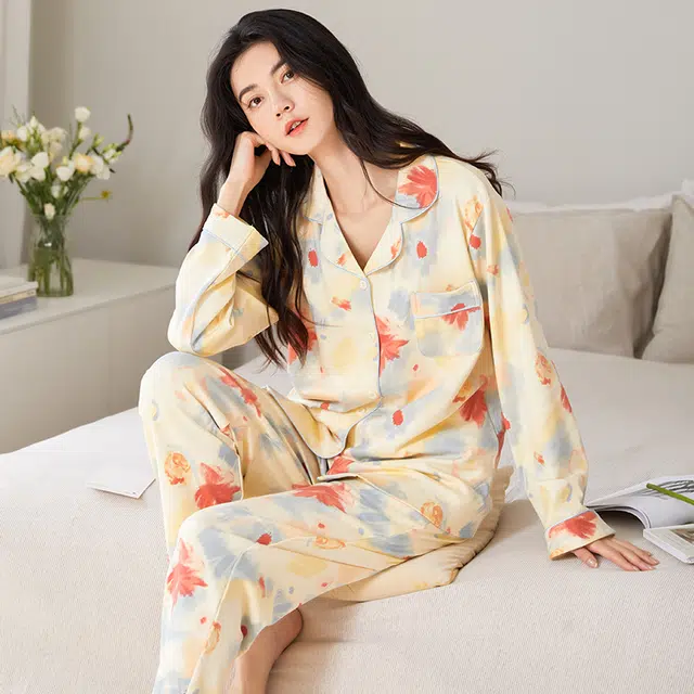 梦特娇 枫叶长袖长裤翻领开衫家居服 休闲风精致高级感亲肤舒适纯棉保暖上衣可外穿睡衣套装 秋冬季 女款 两件套 米黄色