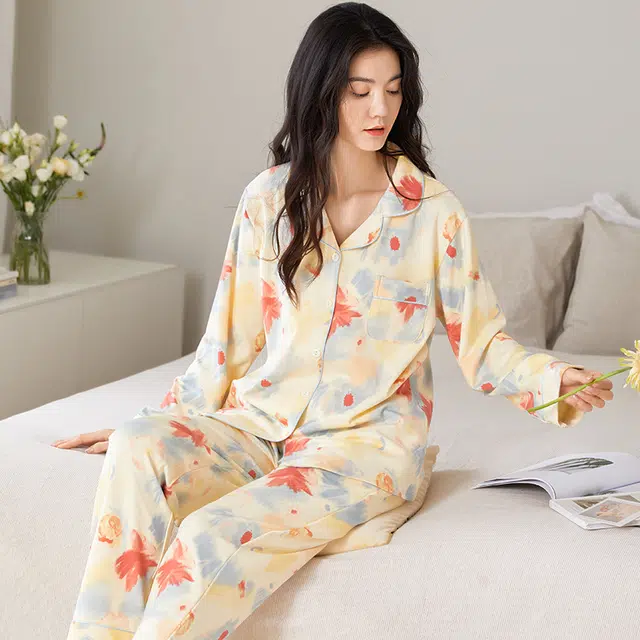 梦特娇 枫叶长袖长裤翻领开衫家居服 休闲风精致高级感亲肤舒适纯棉保暖上衣可外穿睡衣套装 秋冬季 女款 两件套 米黄色