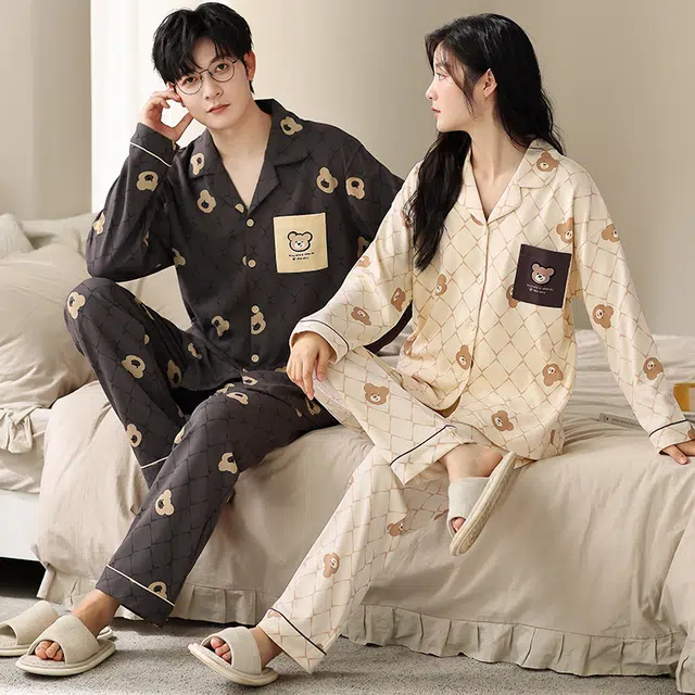 梦特娇 简约卡通小熊长袖长裤开衫翻领可外穿家居服 休闲风舒适亲肤纯棉青年宽松大码上衣睡衣套装 秋冬 男女同款 两件装 炭黑色/米白色