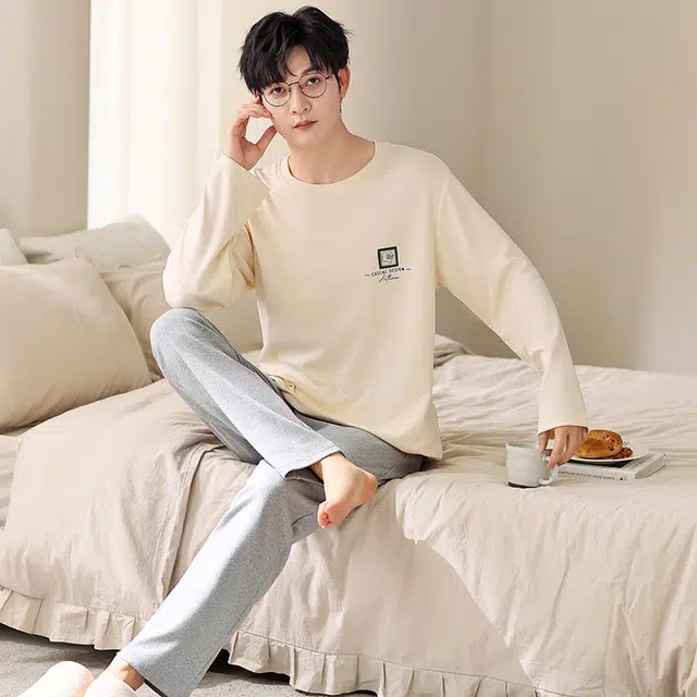 梦特娇 简约纯棉家居服可外穿圆领长袖长裤舒适透气亲肤 个性印花高级感设计休闲宽松青年学生保暖上衣睡衣套装 秋冬 男款 两件装 米白色
