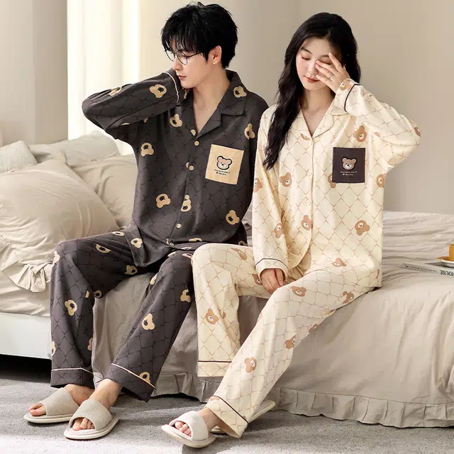 梦特娇 简约卡通小熊长袖长裤开衫翻领可外穿家居服 休闲风舒适亲肤纯棉青年宽松大码上衣睡衣套装 秋冬 男女同款 两件装 炭黑色/米白色