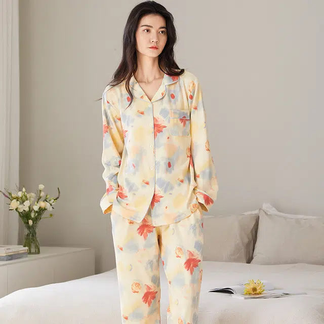 梦特娇 枫叶长袖长裤翻领开衫家居服 休闲风精致高级感亲肤舒适纯棉保暖上衣可外穿睡衣套装 秋冬季 女款 两件套 米黄色