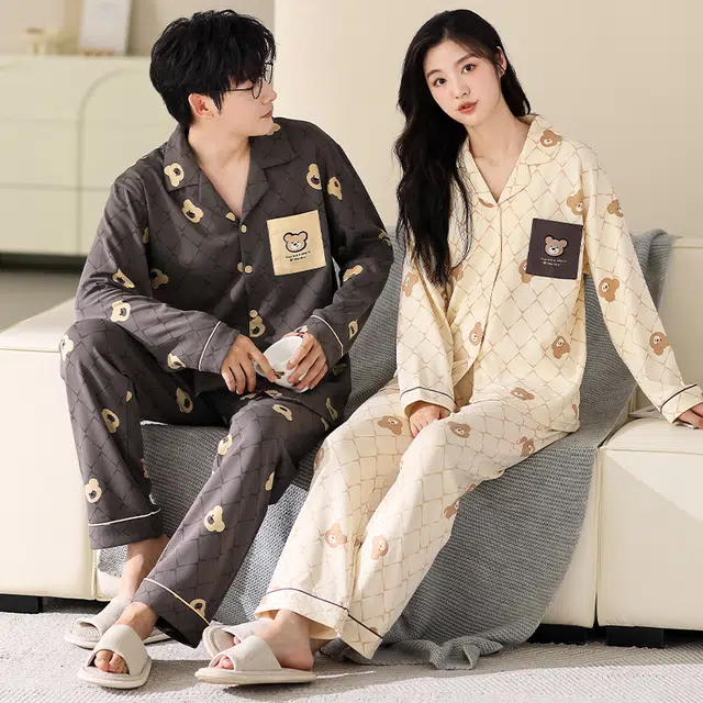 梦特娇 简约卡通小熊长袖长裤开衫翻领可外穿家居服 休闲风舒适亲肤纯棉青年宽松大码上衣睡衣套装 秋冬 男女同款 两件装 炭黑色/米白色