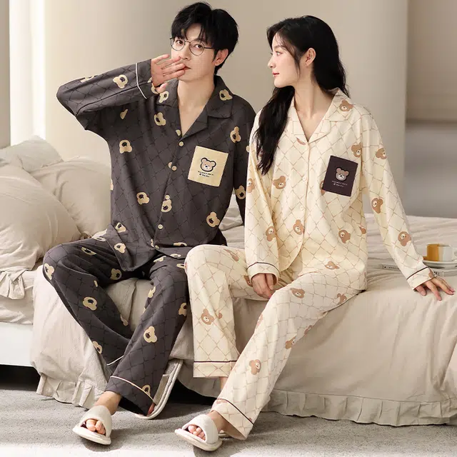 梦特娇 简约卡通小熊长袖长裤开衫翻领可外穿家居服 休闲风舒适亲肤纯棉青年宽松大码上衣睡衣套装 秋冬 男女同款 两件装 炭黑色/米白色