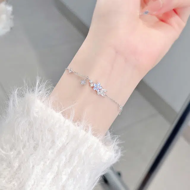 925