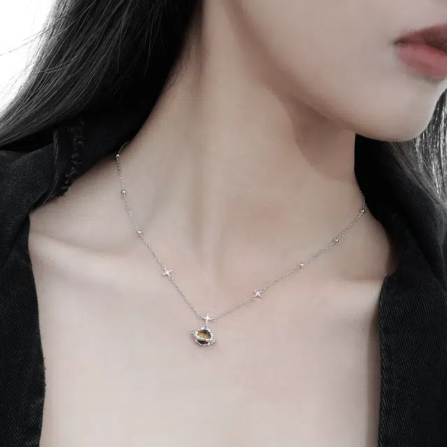 925