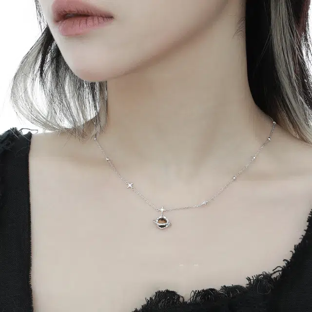 925