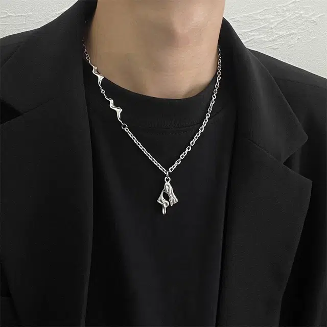 925