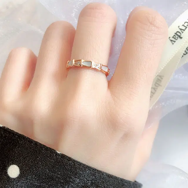 栖花漫语 复古轻奢蛇形白贝个性指环饰品#好运 钛钢 戒指 女款