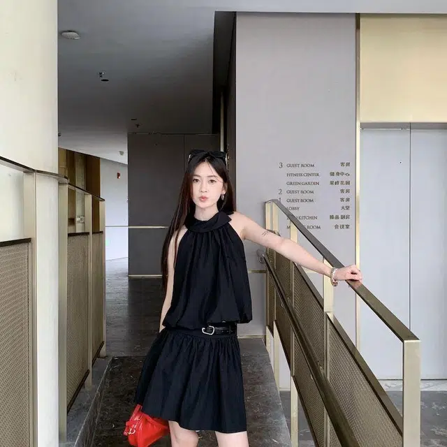 依钗 辣妹时尚无袖露肩花苞挂脖上衣吊带背心短款半身裙两件套【月光沙烁】裙装套装 女款
