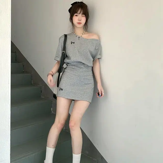 邓大喵 法式设计感斜肩短袖辣妹上衣韩系运动休闲短款收腰上衣斜肩夏季高腰显瘦气质刺绣短裙两件套潮流裙装套装 女款