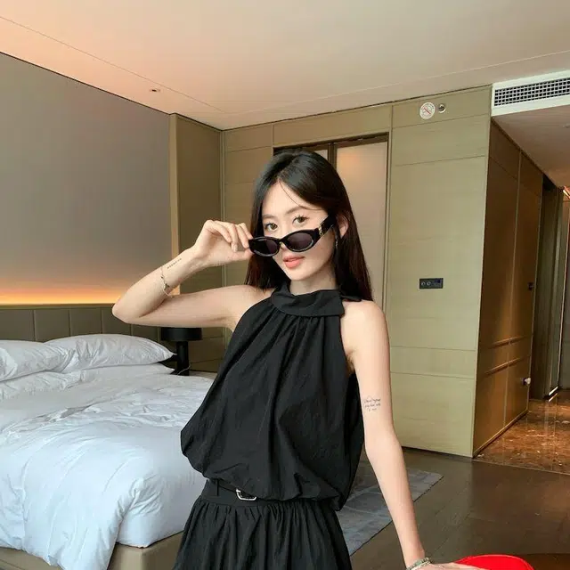 依钗 辣妹时尚无袖露肩花苞挂脖上衣吊带背心短款半身裙两件套【月光沙烁】裙装套装 女款