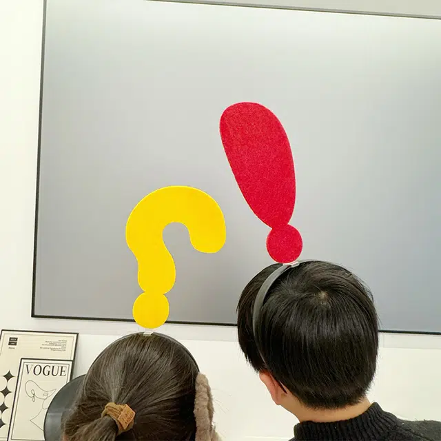 零界 【我在这儿 箭头】创意符号 演唱会 拍照神器 趣味搞怪显眼 塑料 发箍 男女同款情侣款